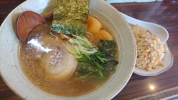 「醤油ラーメン、半焼き飯」@旭川らーめん 丸豆の写真