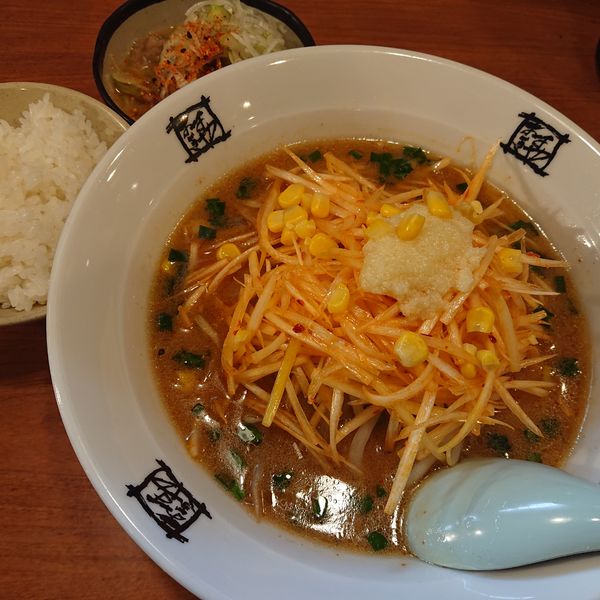 「ネギ味噌ラーメン874円、ミニもつ煮275円、サービスライス」@おおぎやラーメン 石原店の写真