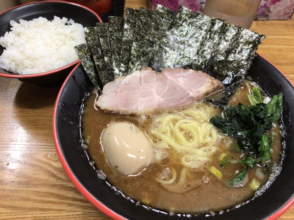 「ラーメン(かため、ふつう、おおめ)+のり増し+半熟玉子+♾ライス」@麺家 紫極の写真