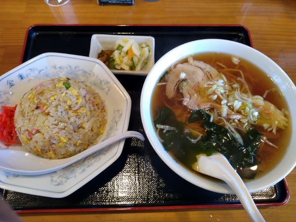 「ラーメンセット (ラーメン+半チャーハン) 950円 税別」@味の店 金楽の写真