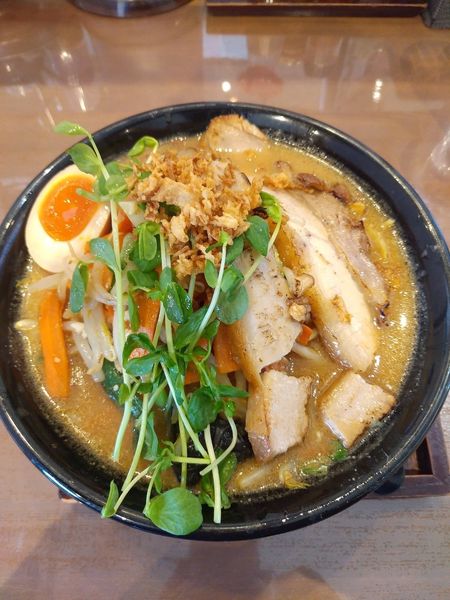 「かぶりつきチャーシュー味噌らぁめん」@完熟味噌らぁめん かなで商店の写真