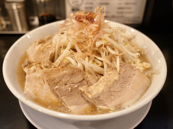 「ラーメン 中…900円・豚増し…+300円」@天高く翔べ!の写真