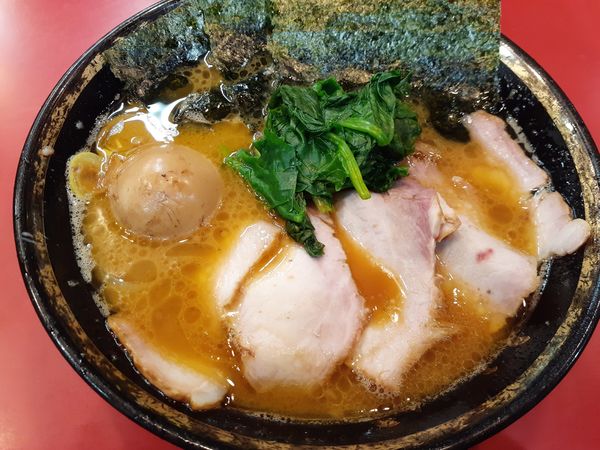 「チャーシューメン＋味玉」@家系総本山 ラーメン吉村家の写真