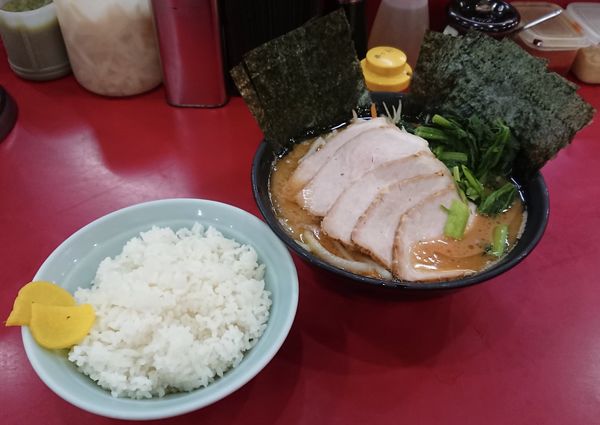 「チャーシューメン並(麺硬め油多め)＋野菜盛り＋ライス」@杉田家 千葉祐光店の写真