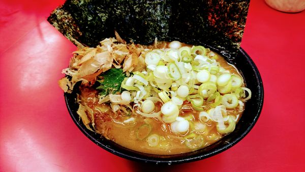 「和風新杉田ラーメン(麺硬め･味濃いめ･油少なめ)+海苔･朝葱」@ラーメン杉田家の写真