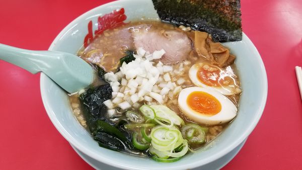 「期間限定　プレミアム醤油とんこつ　味玉トッピング」@山岡家 松本店の写真