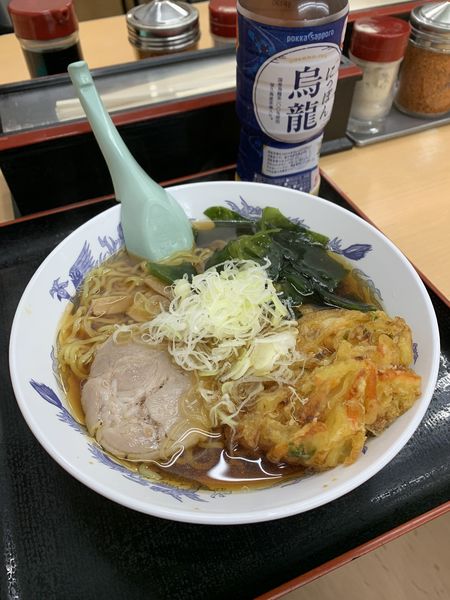 「ラーメン410円 かき揚げ130円 烏龍茶100円」@梅もと 溝の口店の写真