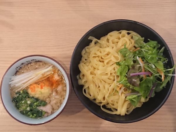 「背脂生姜醤油（つけめん：サラダ付き）」@小麦と肉 桃の木の写真