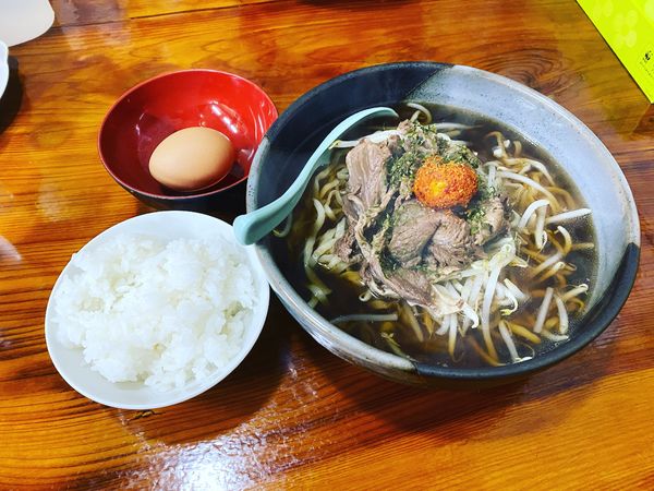 「牛すじラーメン（無料ライス&生卵）」@麺z くるりの写真