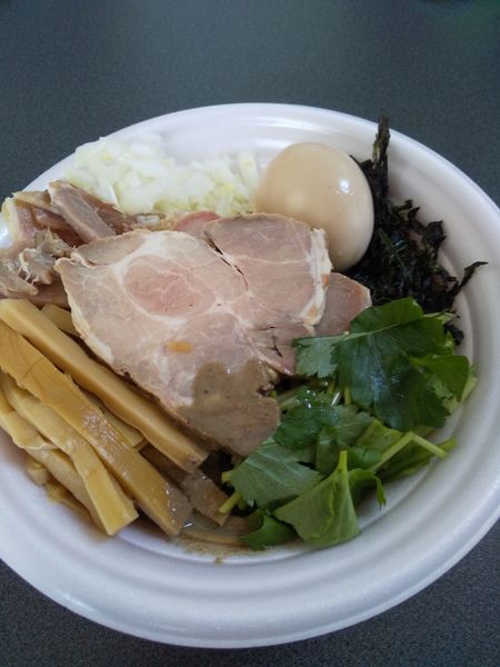 「【テイクアウト】冷やし煮干油そば780円味玉」@寿製麺よしかわ 川越店の写真