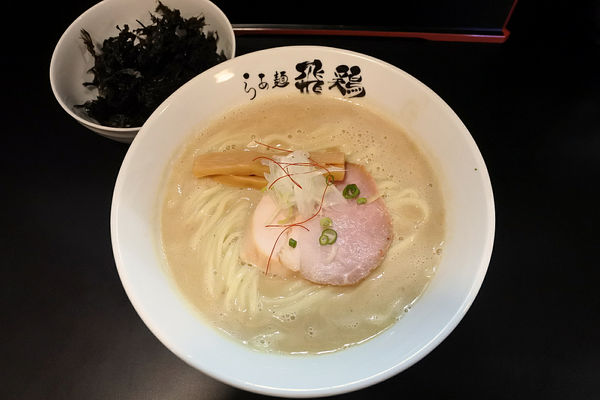 「鶏白湯そば￥８００＋バラのり￥１００」@らぁ麺 飛鶏の写真