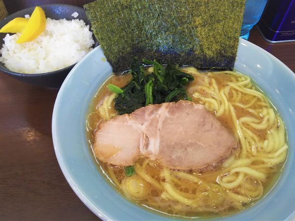 「ラーメン 並（硬め）￥750＋ライス￥0」@寿々㐂家 曙町店の写真