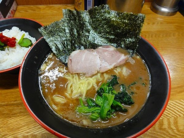 「ラーメン700円麺硬め　ライス無料」@麺家 紫極の写真