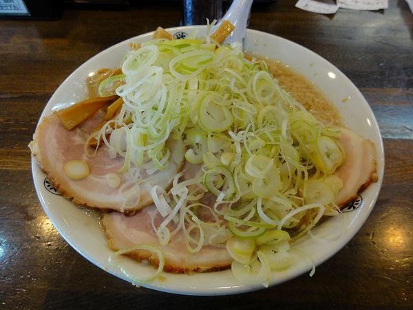 「醤油ラーメン800円脂多めメンマ薬味増し」@こってりらーめん 誉の写真