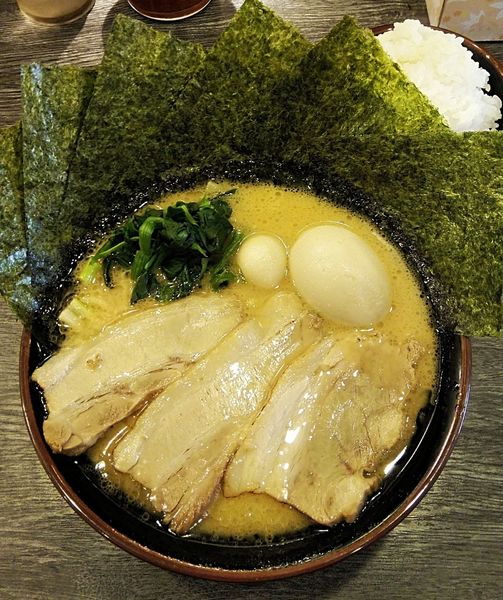 「家系しょうゆ豚骨MAXラーメン 980円」@横浜家系ラーメン 金山家 植田店の写真