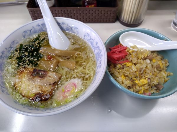 「塩ラーメン 半チャーハン 750円」@味良久の写真