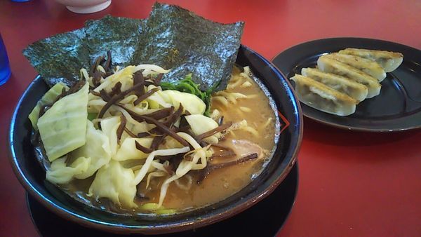 「らーめん大（固め・濃め）+温野菜+餃子ライスセット」@家系ラーメン王道 王道之印の写真