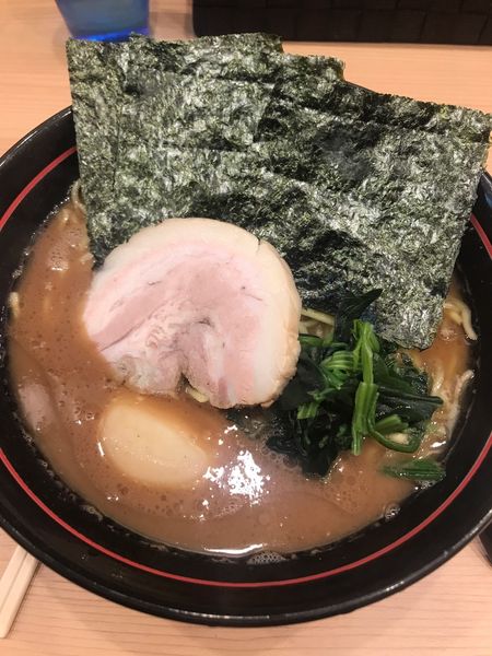 「大ラーメン＋半熟味玉」@家系 麺場寺井の写真