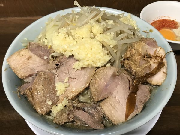 「小豚らーめん麺かため、にんにくラー油&生卵」@らーめん玄の写真