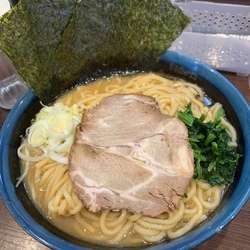 ラーメン（大盛無料） 750円　サービス半ライス付き