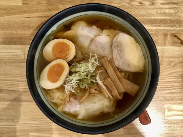 「キリン一番搾り＋釜焼きチャーシュー→ワンタンメン（煮玉子入）」@ワンタンメンの満月 三鷹店の写真