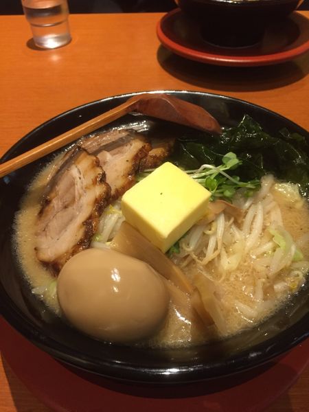 「特製満開味噌（大盛）バタートッピング」@みそらーめん 満開屋 芝東店の写真