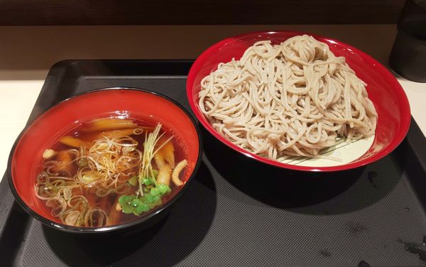 「鶏ごぼうつけそば（1.5玉）500円」@名代 富士そば 飯田橋駅前店の写真