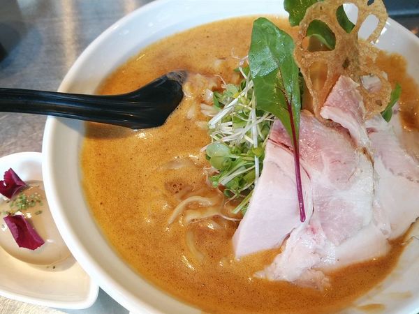 「みそラーメン＋燻製味玉」@牛骨らーめん ぶるず 門前仲町店の写真