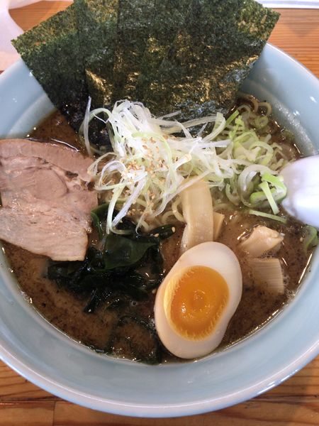 「節骨醤油ラーメン➕大盛➕麺固め」@豚道の写真