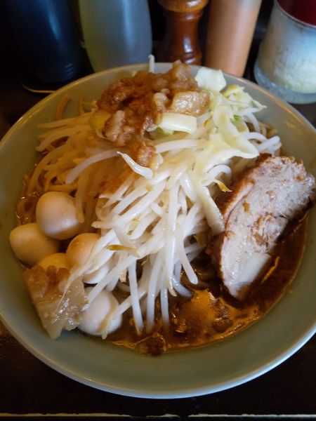 「中ラーメン（うずら付き）」@立川マシマシ 9号店の写真