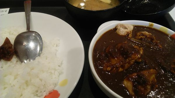 「ごろごろ煮込みチキンカレー並盛 590円」@松屋 新橋3丁目店の写真