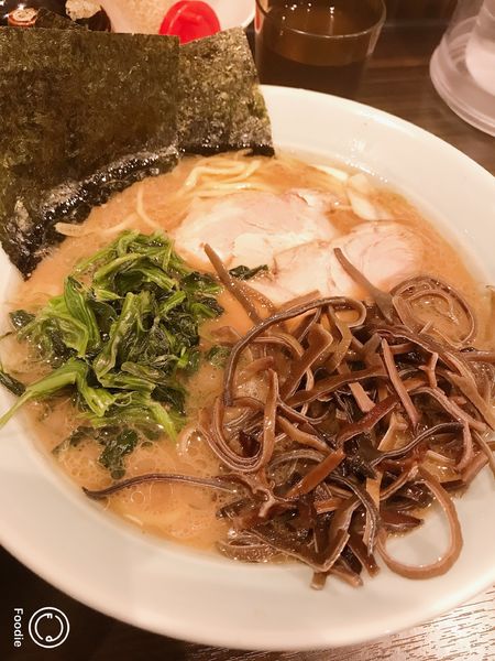 「ラーメン中＋キクラゲ　930円」@横浜らーめん 寿三家の写真