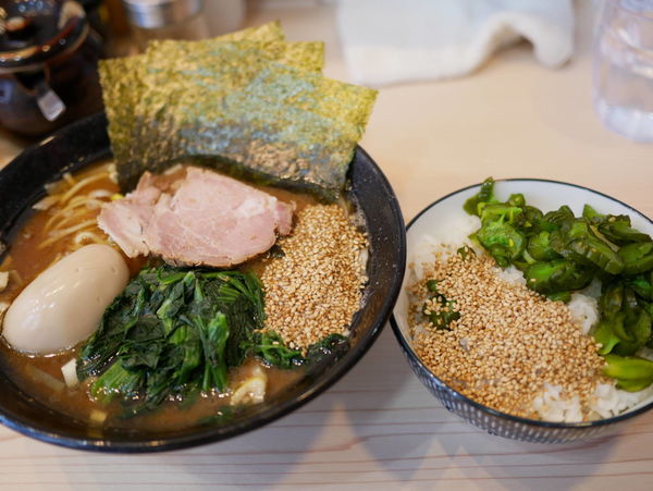 「ラーメン 並盛 麺硬め＋油多め＋サービス味玉」@麺家 千祥の写真