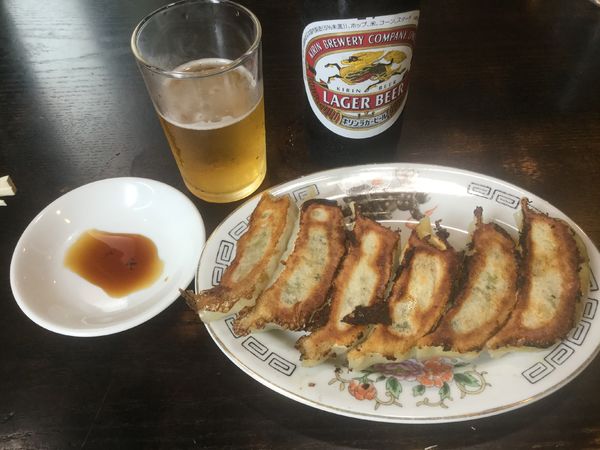 「キリンラガー・小びん+餃子(¥500+550)」@丸長 荻窪本店の写真
