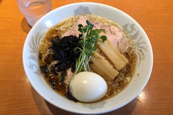 「【月〜金限定】所沢生姜醤油ラーメン800円+味玉」@㐂九八 ～garage～の写真