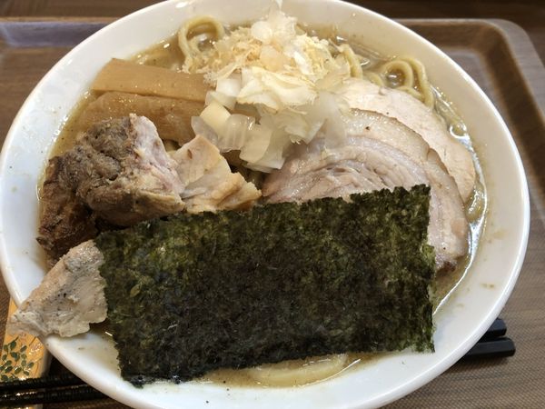 「大山鶏の中華そば、大盛＋三種の肉切り落とし」@つけめん さなだの写真