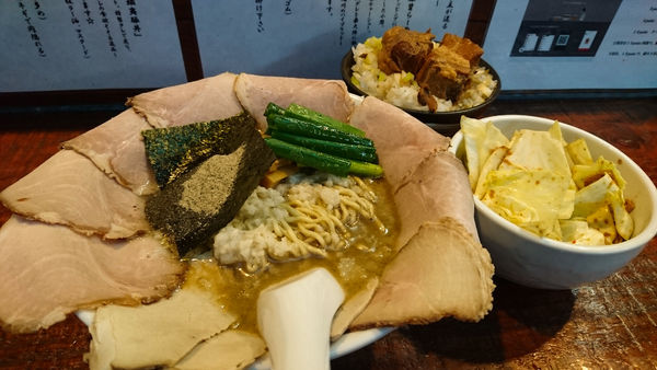 「背脂ニボシ+お肉増し+角煮がド～ン+角ハイボール　他」@らーめん くぼ鷹の写真