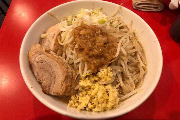 「ラーメン(並)780円+豚1枚130円」@豚ゆうの写真