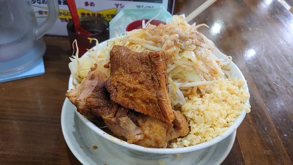 「ラーメン + 生卵（麺300g）脂少な目」@ラーメン 富次郎の写真