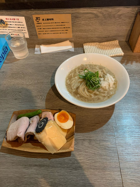 「背脂煮干しラーメンTPちょい盛り」@ニボシラァメン コハクの写真