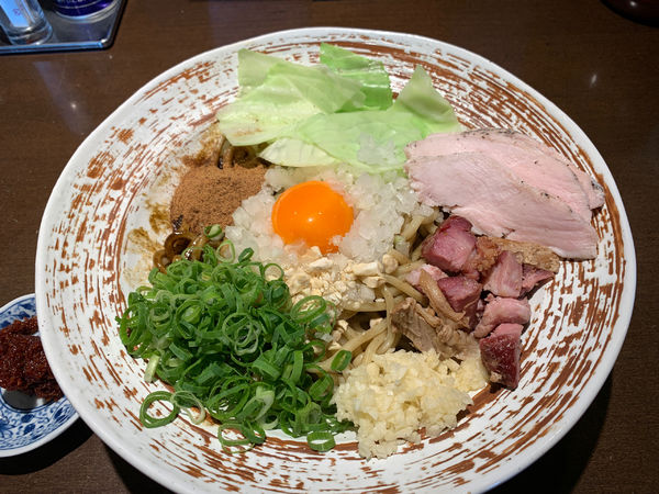 「くろどろまぜしば(鷄チャーシュー、辛味噌トッピング)」@麺や 虎徹の写真