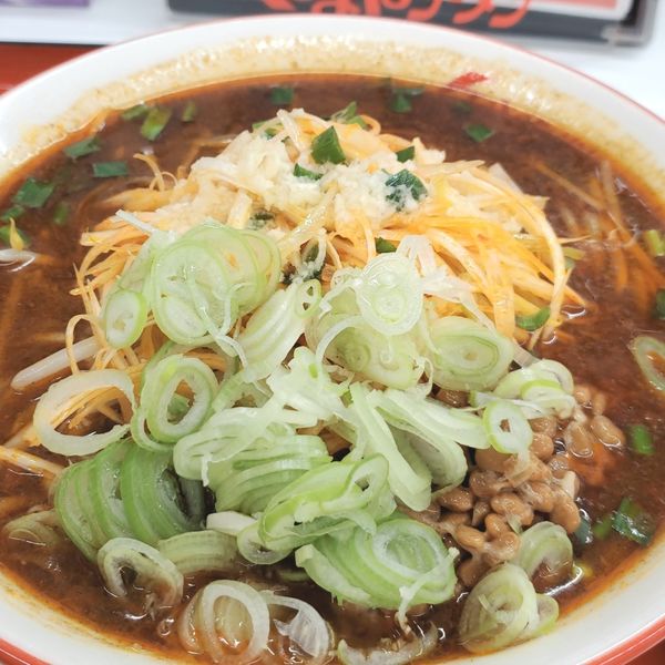 「台湾ラーメン太麺に変更ニンニク多め辛味ネギ納豆」@くるまやラーメン 東村山店の写真