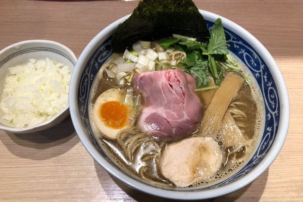 「一番搾りの煮干そば750円+玉ねぎ110円」@寿製麺よしかわ 坂戸店の写真