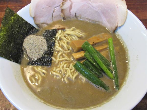 「煮干豚らーめん（780円）」@らーめん くぼ鷹の写真