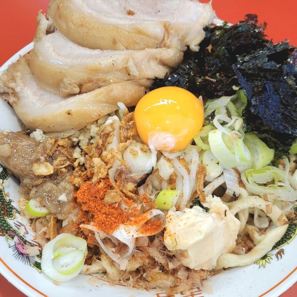 「ミニラーメン汁なし豚2枚全マシ追い飯ワンプッシュ」@ラーメン英二の写真