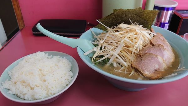 「塩ネギチャーシューメン、中盛り、ライス、ネギ、ほうれん草」@山下家の写真