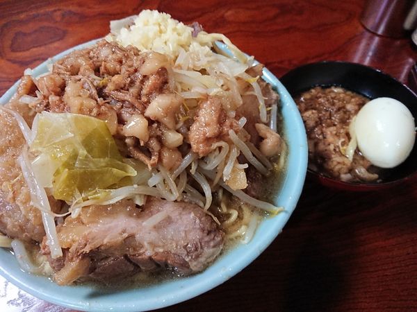 「ブタメン ゆで卵 脂」@ラーメン富士丸 明治通り都電梶原店の写真