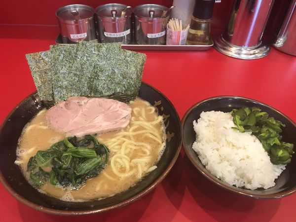 「ラーメン並(650円)＋ライス(無料)」@横浜ラーメン おか本の写真
