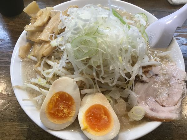 「しょうゆ800円(クーポン味玉脂ギタ味普通麺普通野菜メンマ増」@こってりらーめん 誉の写真