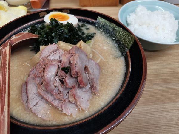 「小味噌チャーシュー麺＋チャ1枚＋わかめ・普ライス」@ラーメン青木亭 八潮店の写真
